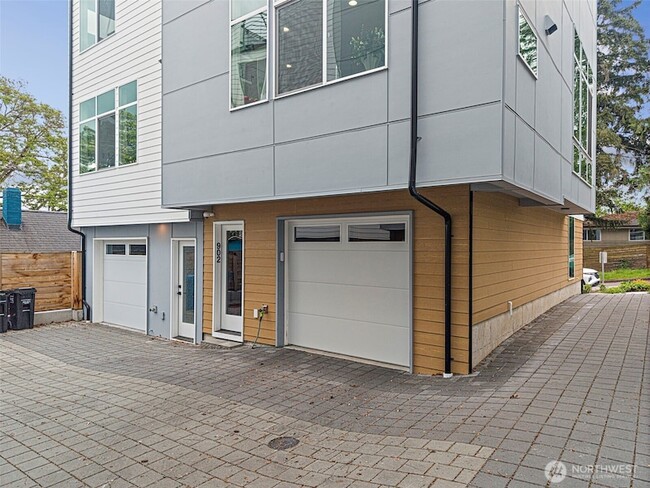 Building Photo - 902 N 86th St