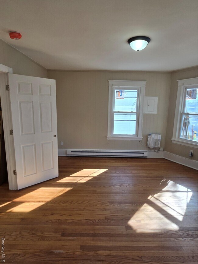 Building Photo - 25 Roosevelt Ave