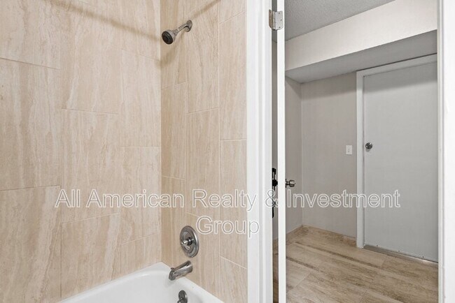 Building Photo - 834 Boulevard De L'Orleans