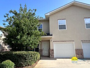 Building Photo - Stunning  3 Bedroom Townhouse in Fort Walton