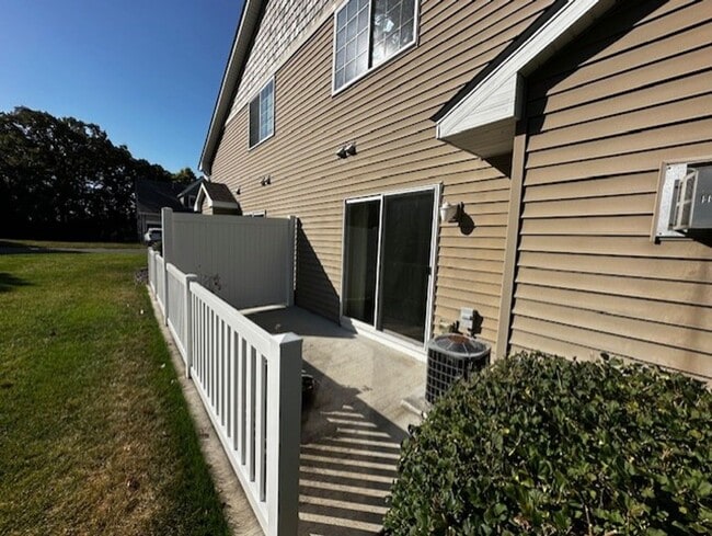 Building Photo - Light-Bright Corner Unit Townhome with Private Courtyard Available 7/1/26!