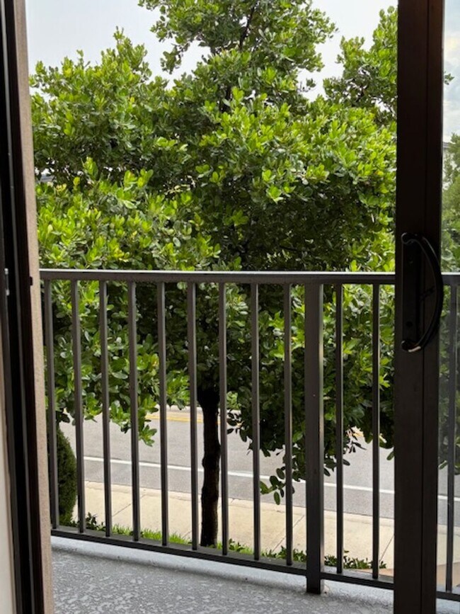 Building Photo - Great Condo unit in Doral