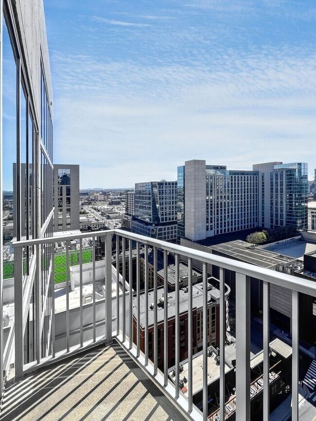 Building Photo - Beautiful 1-Bedroom Condo with Stunning Do...