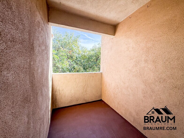 Building Photo - 7323 Winnetka Ave