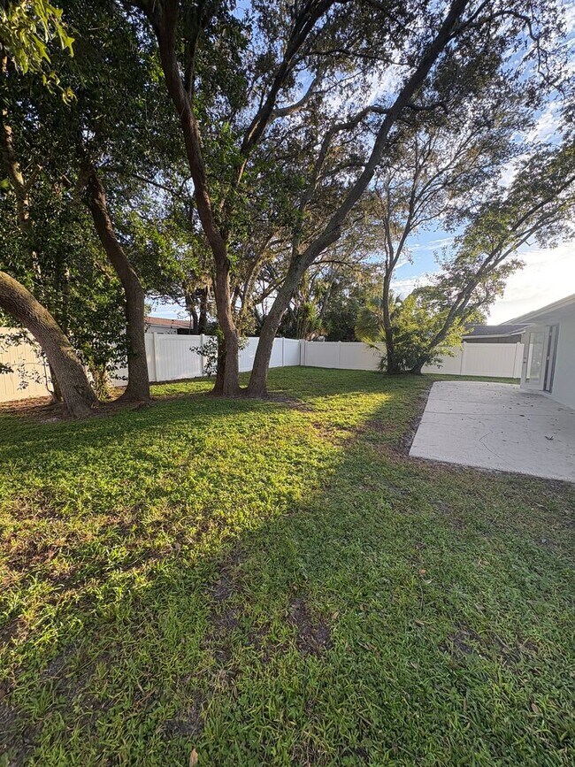 Building Photo - Perfect 3 bed 2 bath with huge fenced back...