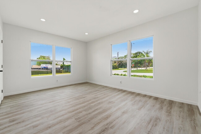 Building Photo - 1566 NW 9th Ave