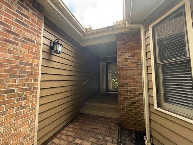 Building Photo - 222- Hanover Place Bev Roberts Rentals and...
