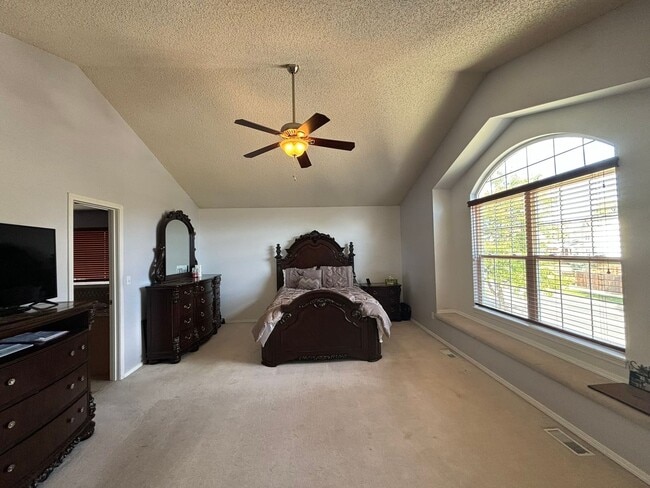 Building Photo - Meticulsly Maintained 5 Bedroom, 4 Bathroom Home