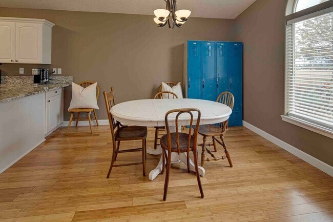 Building Photo - Single Level Duplex with Great Flow and Fi...