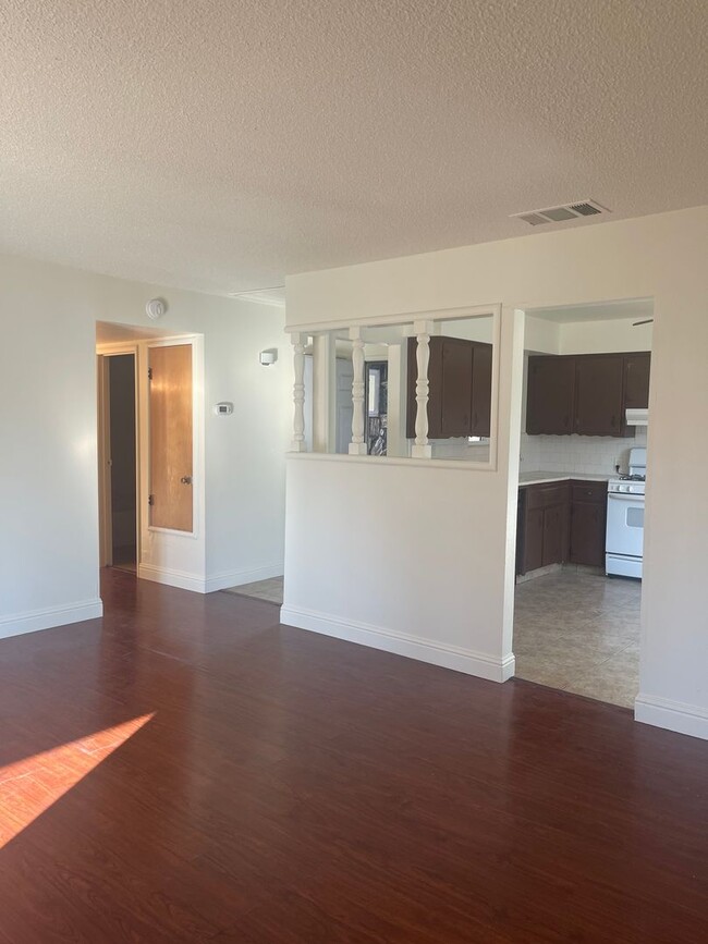 Building Photo - 3-Bedroom, 2-Bathroom Home for Rent – Move...