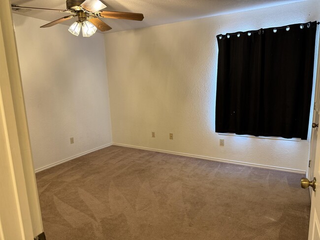 Building Photo - 737 Lago Vista Dr