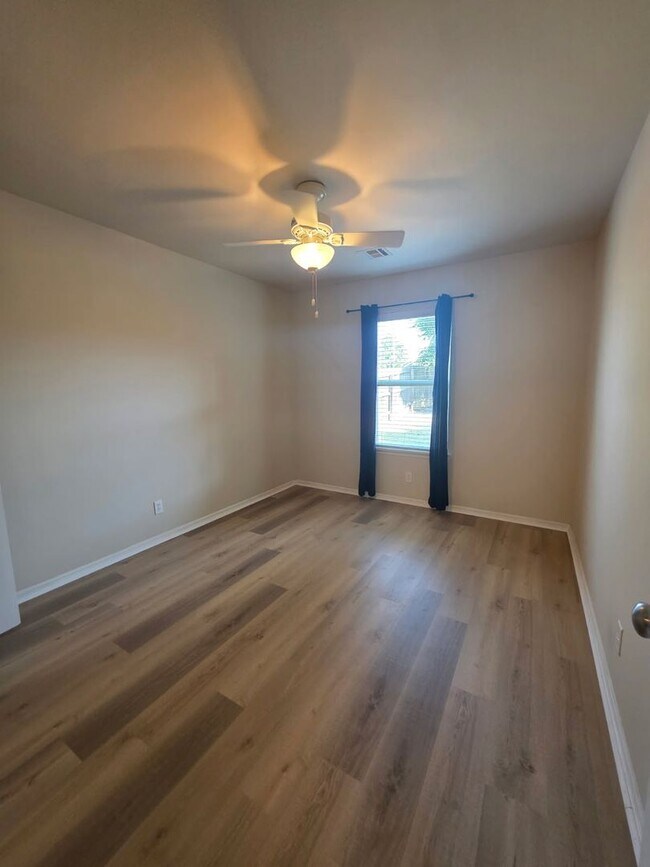 Building Photo - Beautiful home offers open floor plan with...