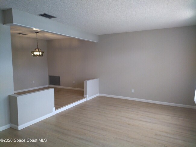 Building Photo - 530 Rio Ln