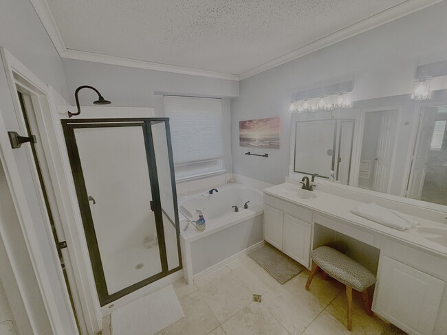 Building Photo - 5125 Creek Bend Dr