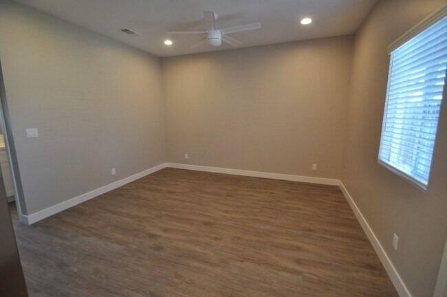 Building Photo - 4BD/2BA, Private Yard!