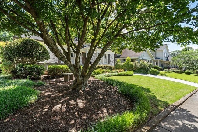 Building Photo - 663 Yorkshire Rd NE