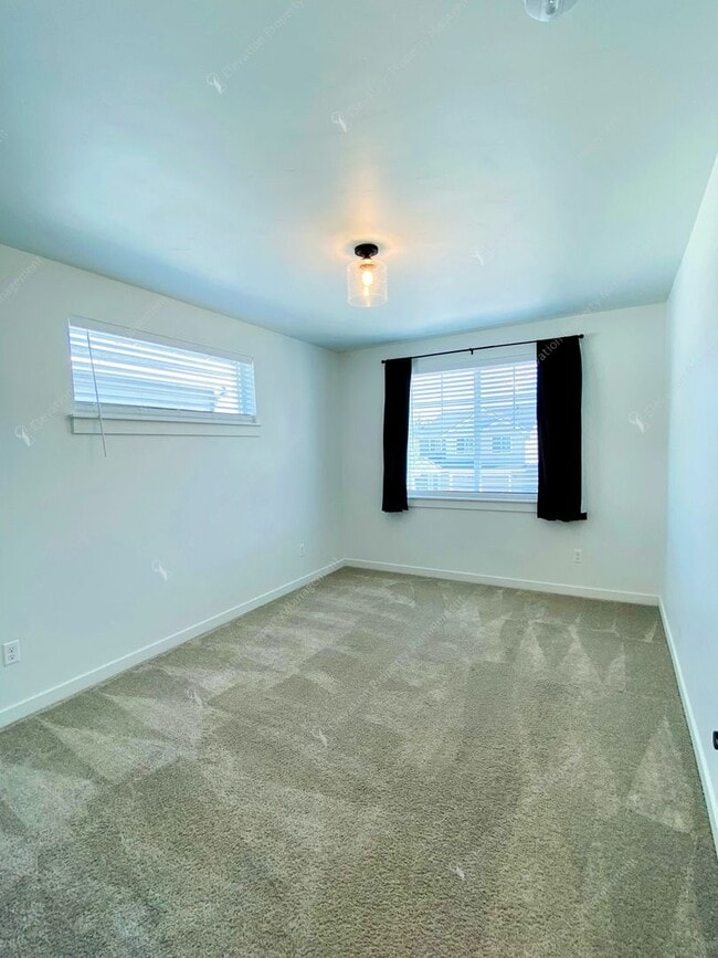 Building Photo - Bright & Spacious SE Bend Retreat with Vau...