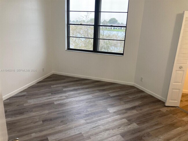 Building Photo - 212 Lake Pointe Dr