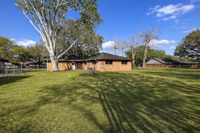 Building Photo - 1220 Kelving Way