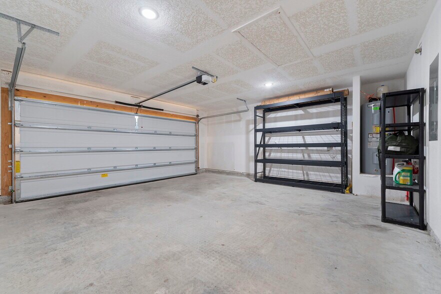 Building Photo - 7805 Lakeside Oaks Dr