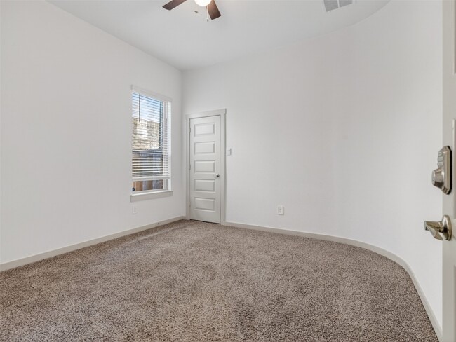 Building Photo - 818 Kingwood Dr