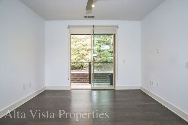 Building Photo - Beautiful Townhome centrally located in Mi...