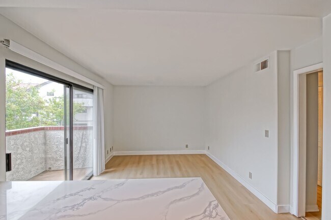 Building Photo - PRIME POOLFRONT LOCATION & CLOSE TO MAIN GATE! BRIGHT & SPACIOUS, END-UNIT POOLFRONT TOWNHOUSE W/...