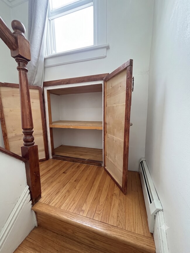 Building Photo - 4-Bedroom, 1-Bathroom Residence w/ Washer and Dryer