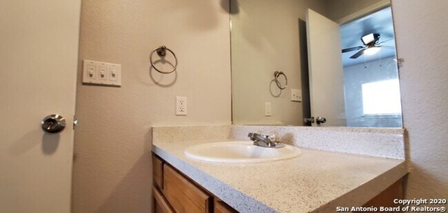 Building Photo - 2-Bed Apartment in the Heart of Universal City