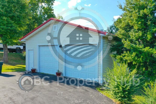 Building Photo - 305 E 3rd St