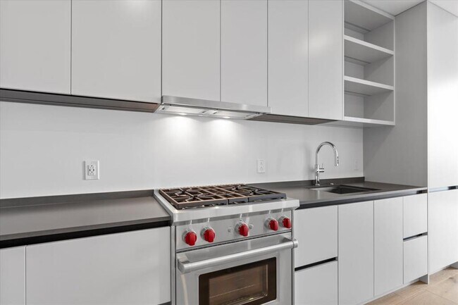 Building Photo - 610 Davis St