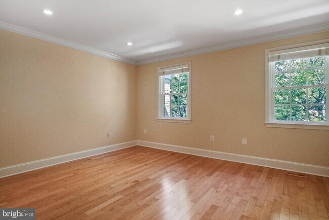 Building Photo - 3217 Sutton Pl NW
