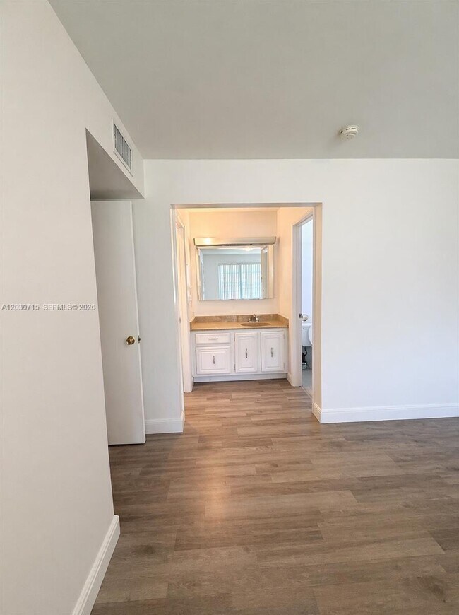 Building Photo - 200 E High Point Ct
