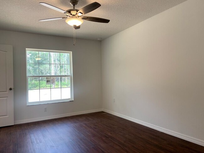 Building Photo - 3 bedroom, 2 bath, 2 car garage home on a ...