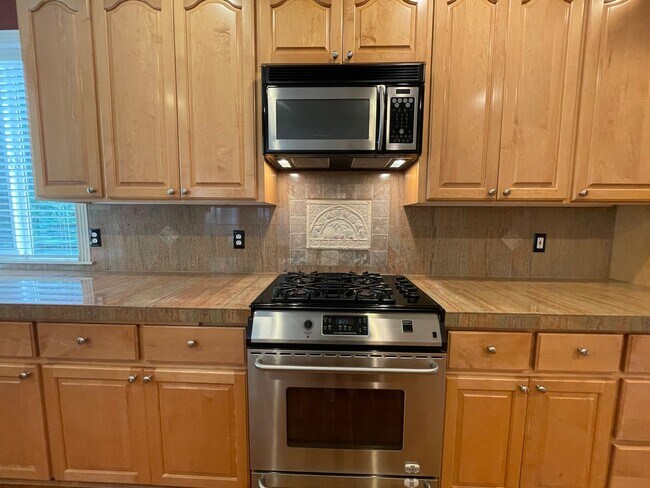 Building Photo - 5 Bed 2.5 Bath + a Den in Tigard/Bull Mountain - Solar Panels, Central A/C and More!