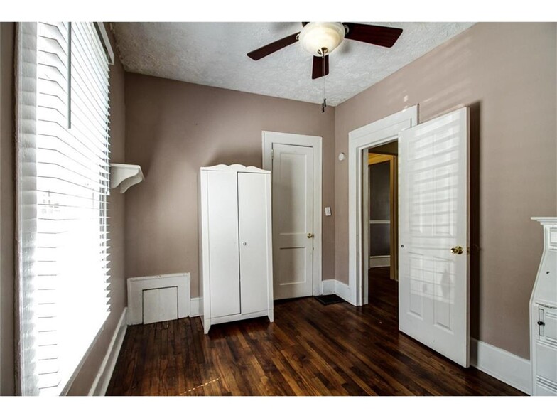 2nd bedroom 2nd angle - 182 2nd Avenue Southeast