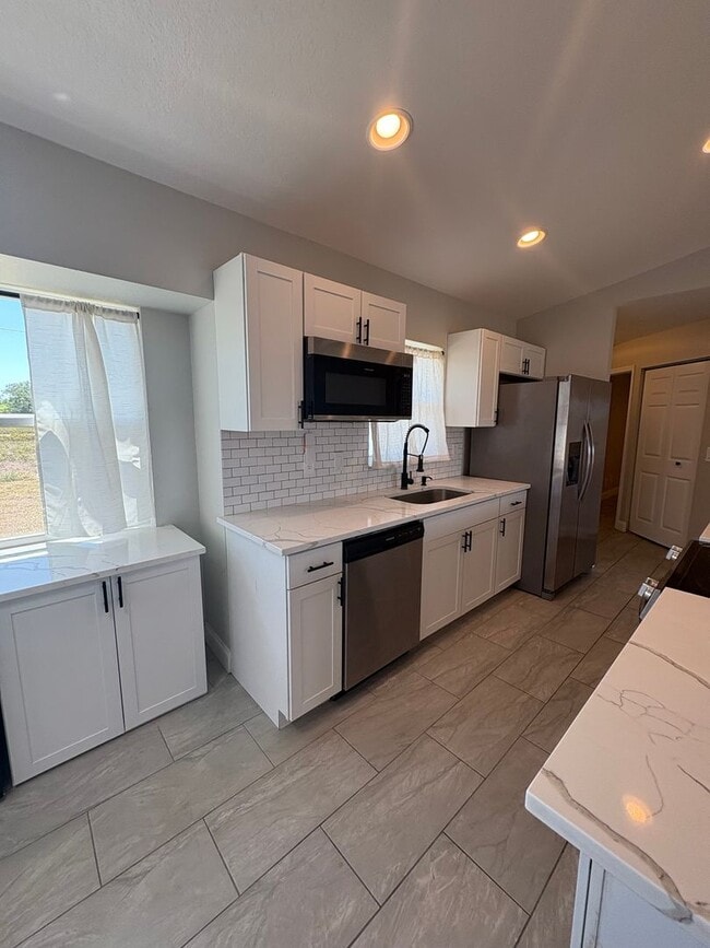 Building Photo - 3/2/2 with Solar!