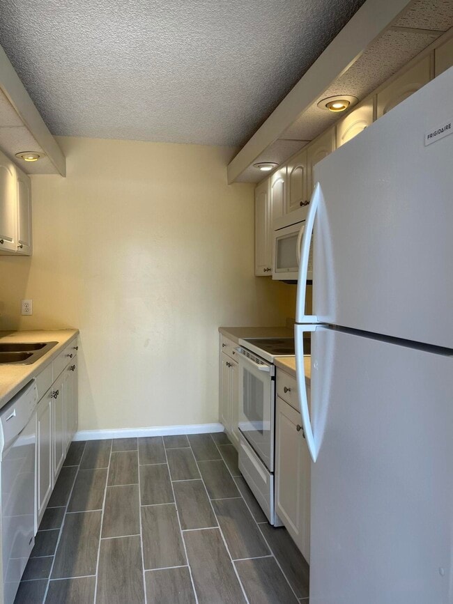 Building Photo - 621 6th Way