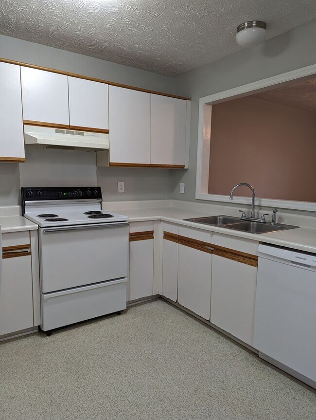 Building Photo - Townhome living close to downtown Fayetteville