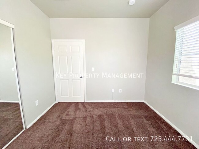 Building Photo - 3 BEDROOM 2 BATH CONDO WITH ATTACHED 2 CAR...