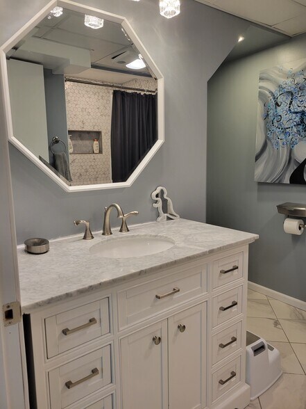 Building Photo - 413 N Rosa Rd