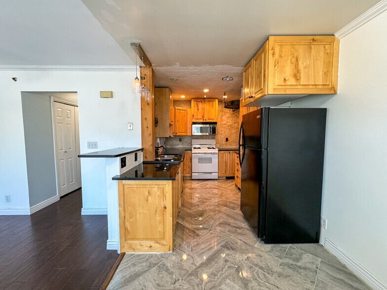 Building Photo - 614 S 500 W