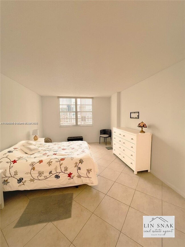 Building Photo - 300 Bayview Dr