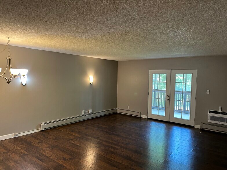 great room - 3450 S Poplar St