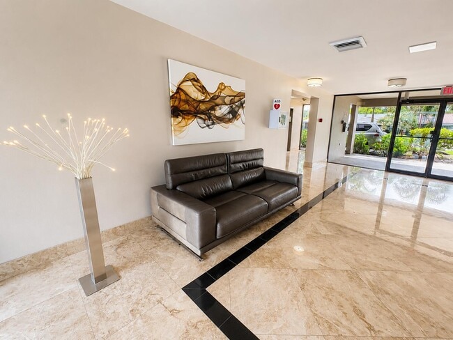 Building Photo - 4800 Bayview Dr