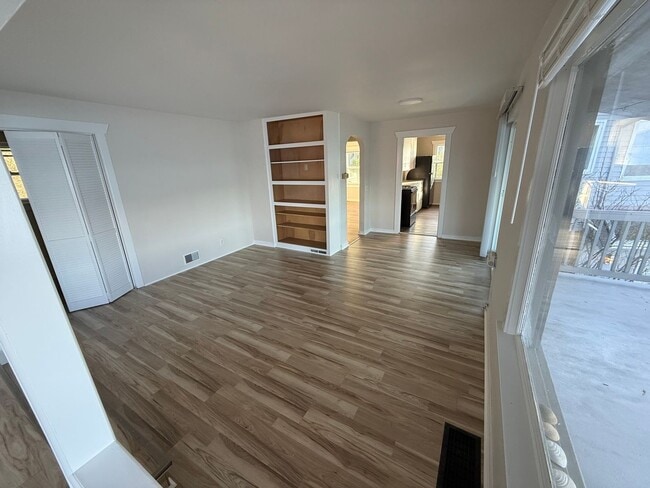 Building Photo - Unit with gorgeous water view in Bremerton.