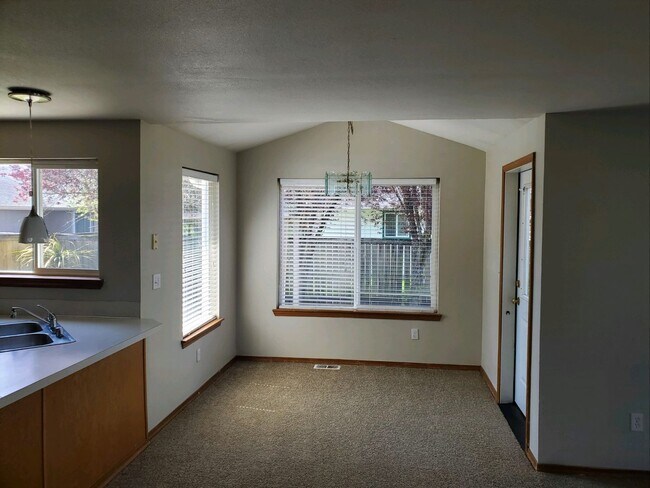 Building Photo - **PENDING APP**Beautiful 3 Bed 2.5 Bath in Lacey