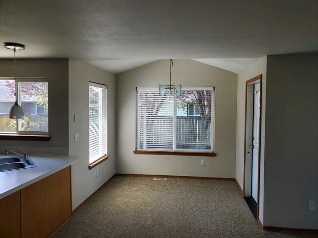 Building Photo - **PENDING APP**Beautiful 3 Bed 2.5 Bath in...