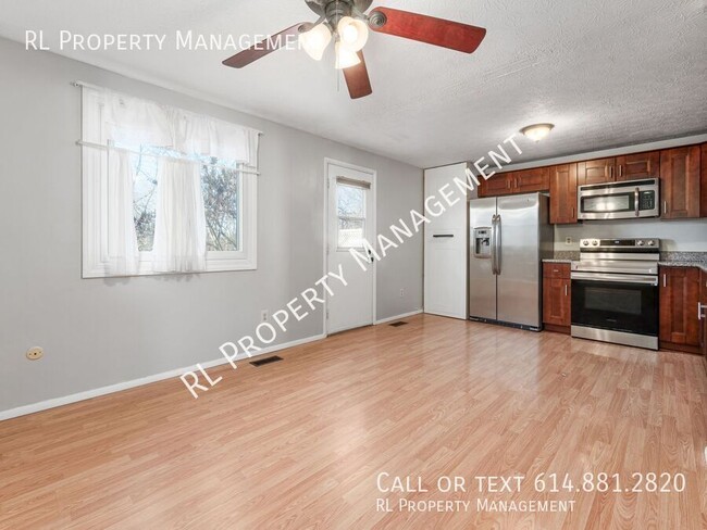 Building Photo - 3 Bedroom/2 Full Bathroom/2 Half bath Condo