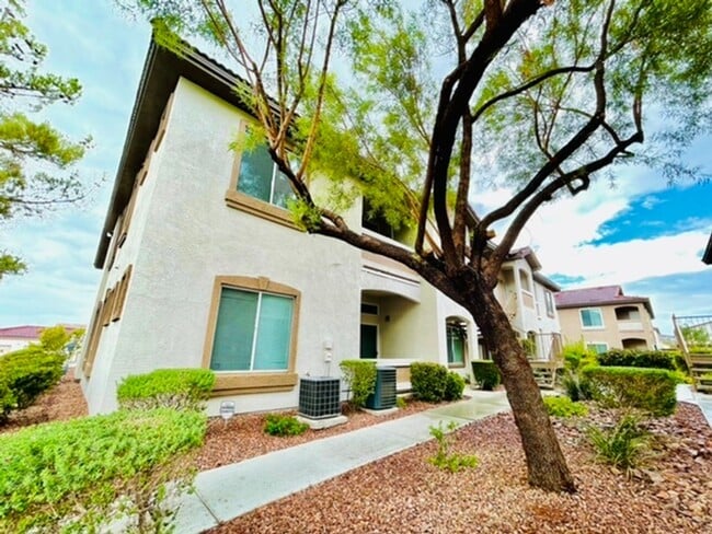 Building Photo - 2305 W Horizon Ridge Pkwy